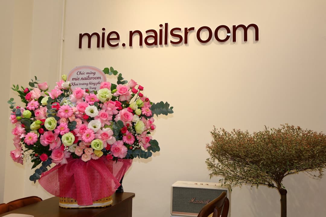 Mẫu nail đính đá tại mie.nailsroom